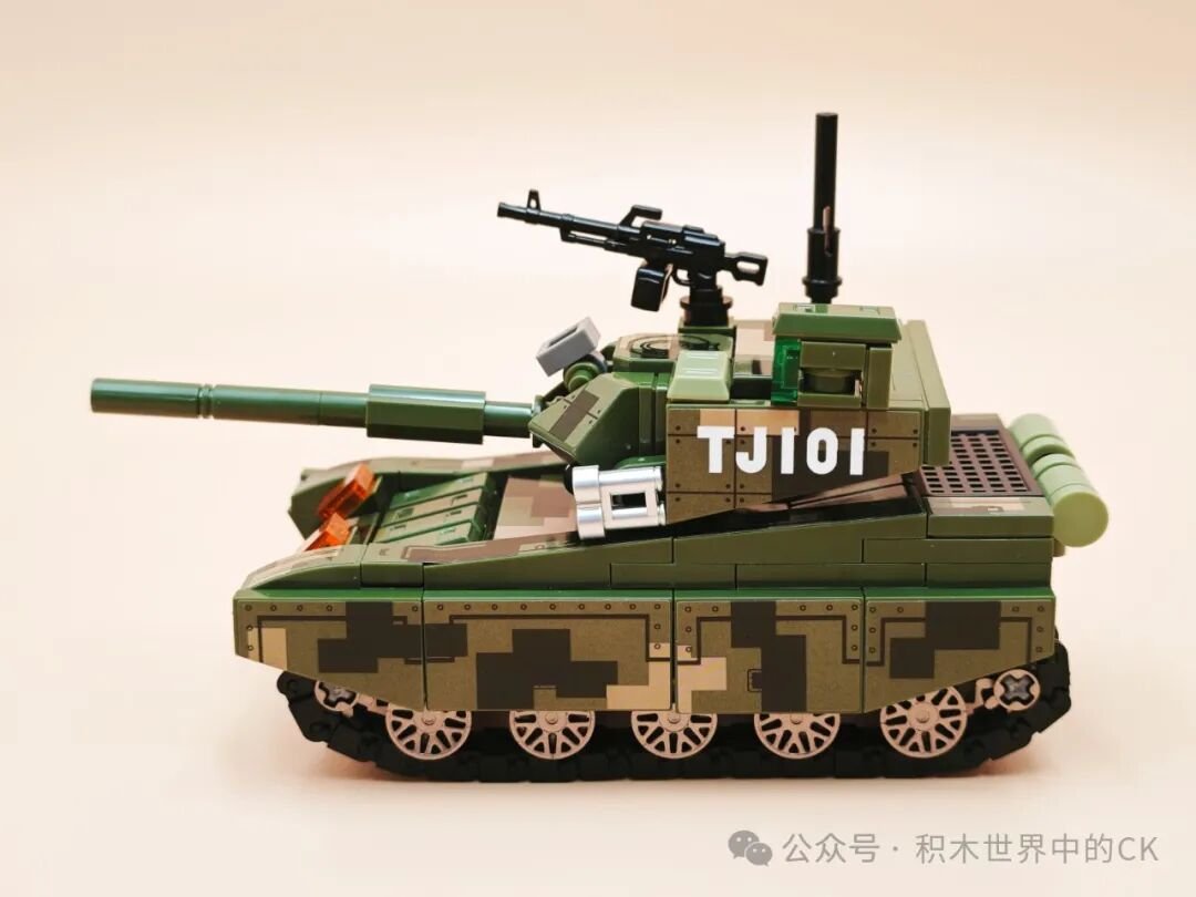 Xe tăng cỡ nhỏ nhìn ngang với nòng pháo dài và số hiệu TJ101