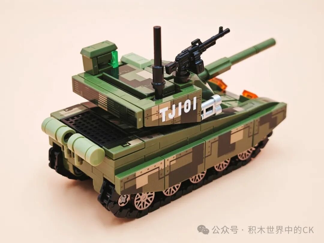 Xe tăng nhỏ góc từ trên xuống, nòng pháo chĩa sang ngang