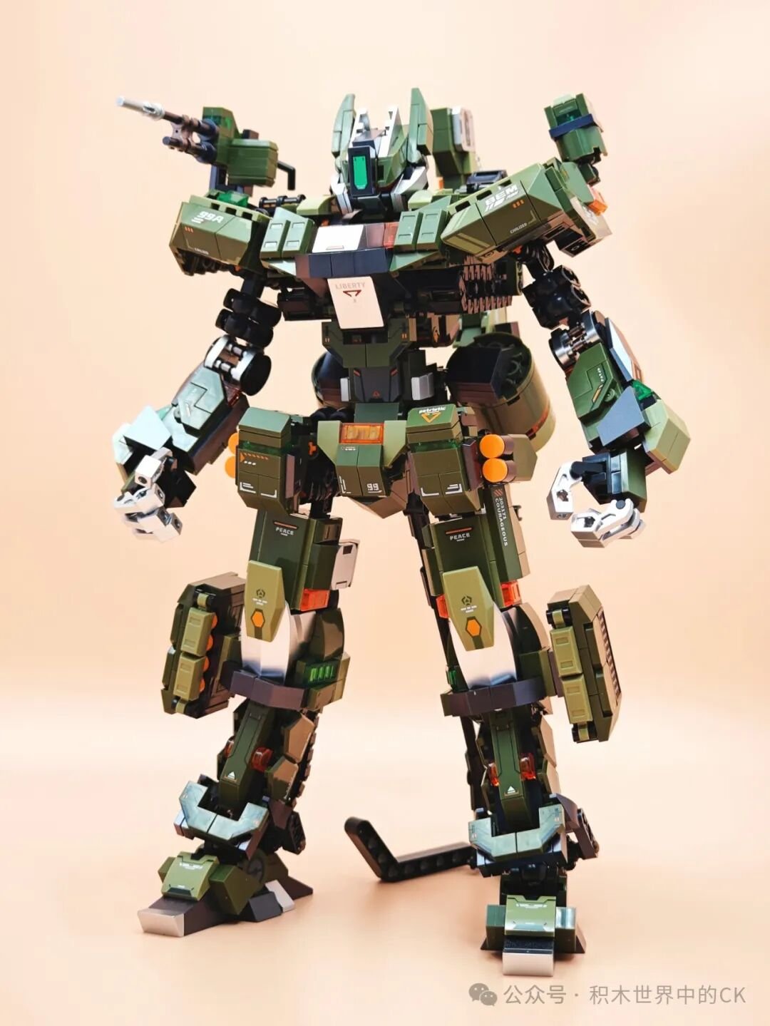 Mecha 99A toàn thân đứng nghiêm với súng bắn tỉa bên hông