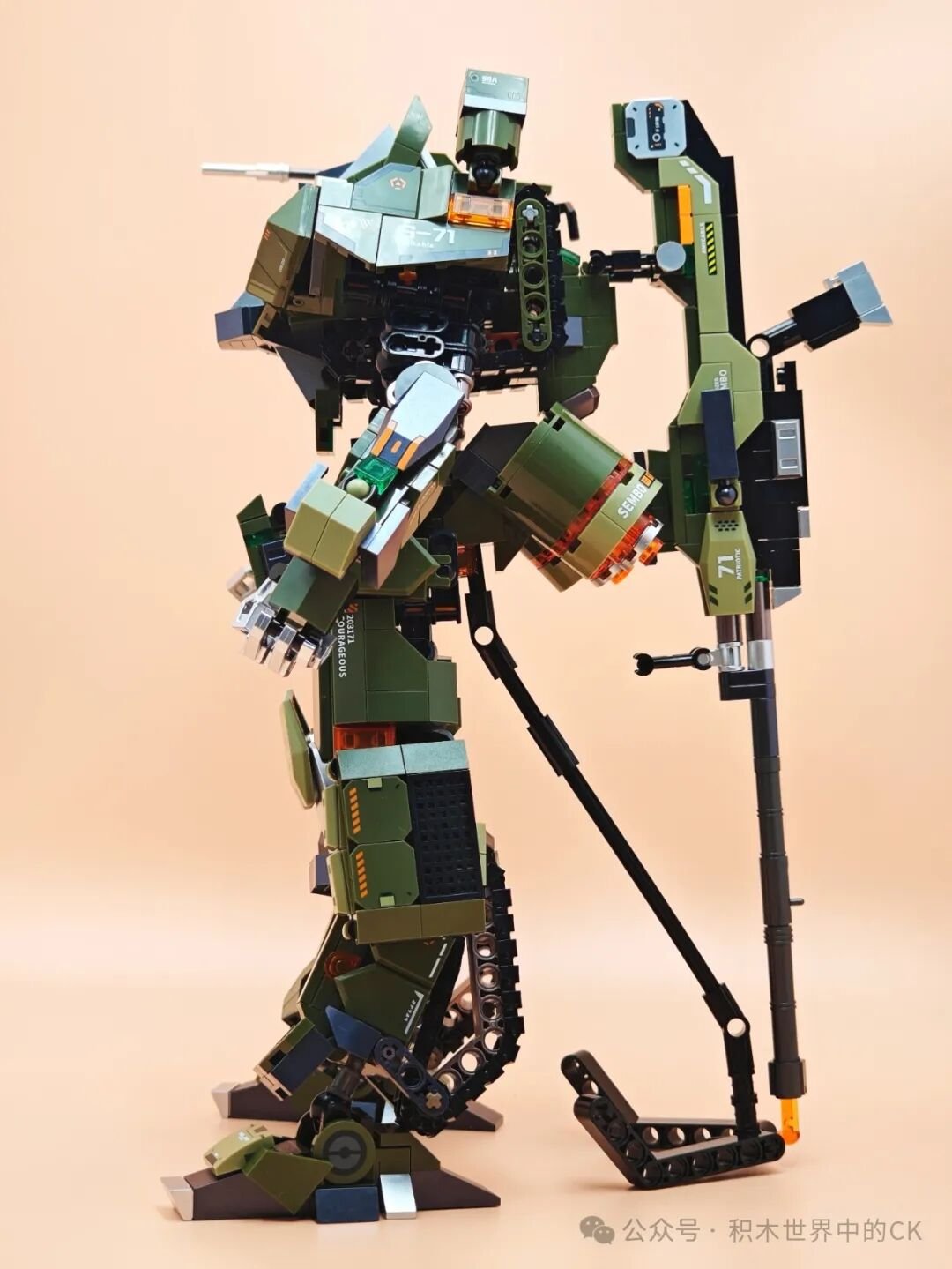 Mecha 99A tạo dáng ngắm bắn, súng dài chống chân xuống đất