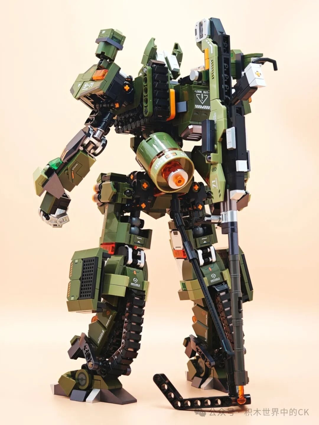 Mecha 99A xoay người, thấy rõ ba lô và khẩu súng sau lưng