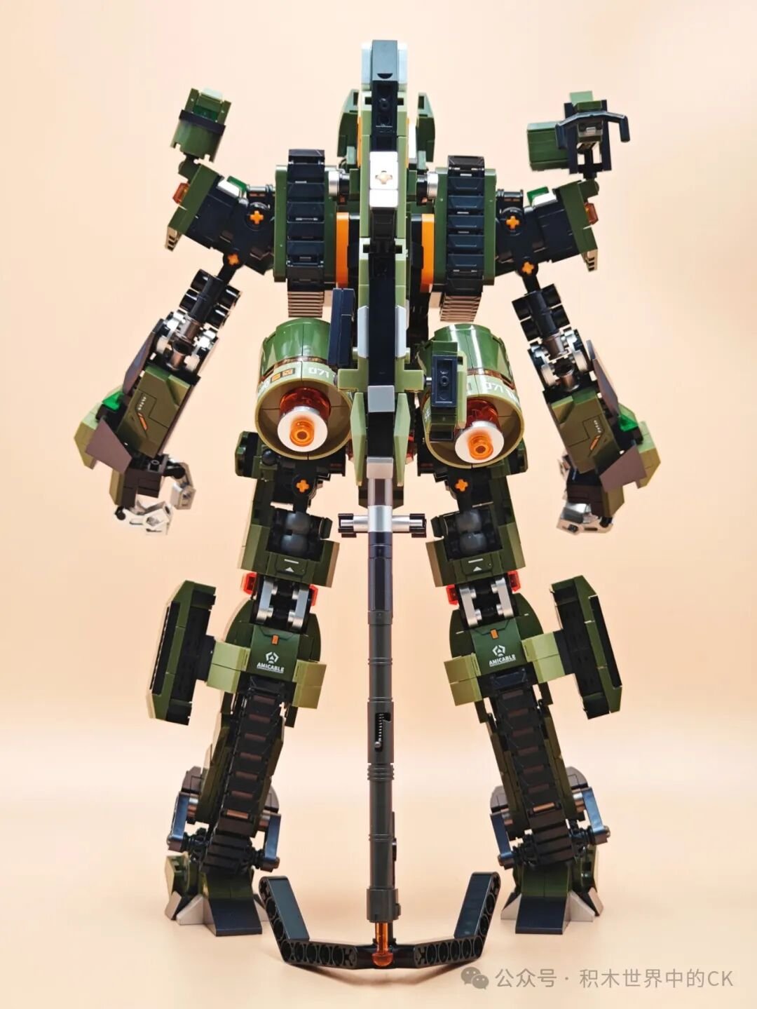 Mecha 99A chính diện, hai tay buông, súng dựng bên cạnh
