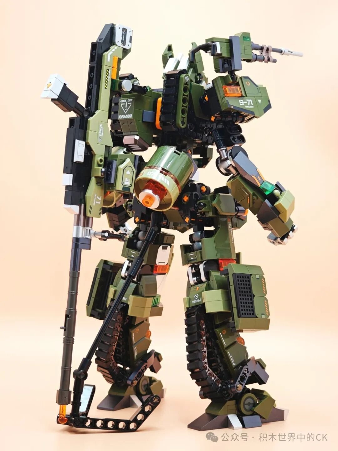 Mecha 99A nghiêng người, súng bắn tỉa chĩa xuống đất
