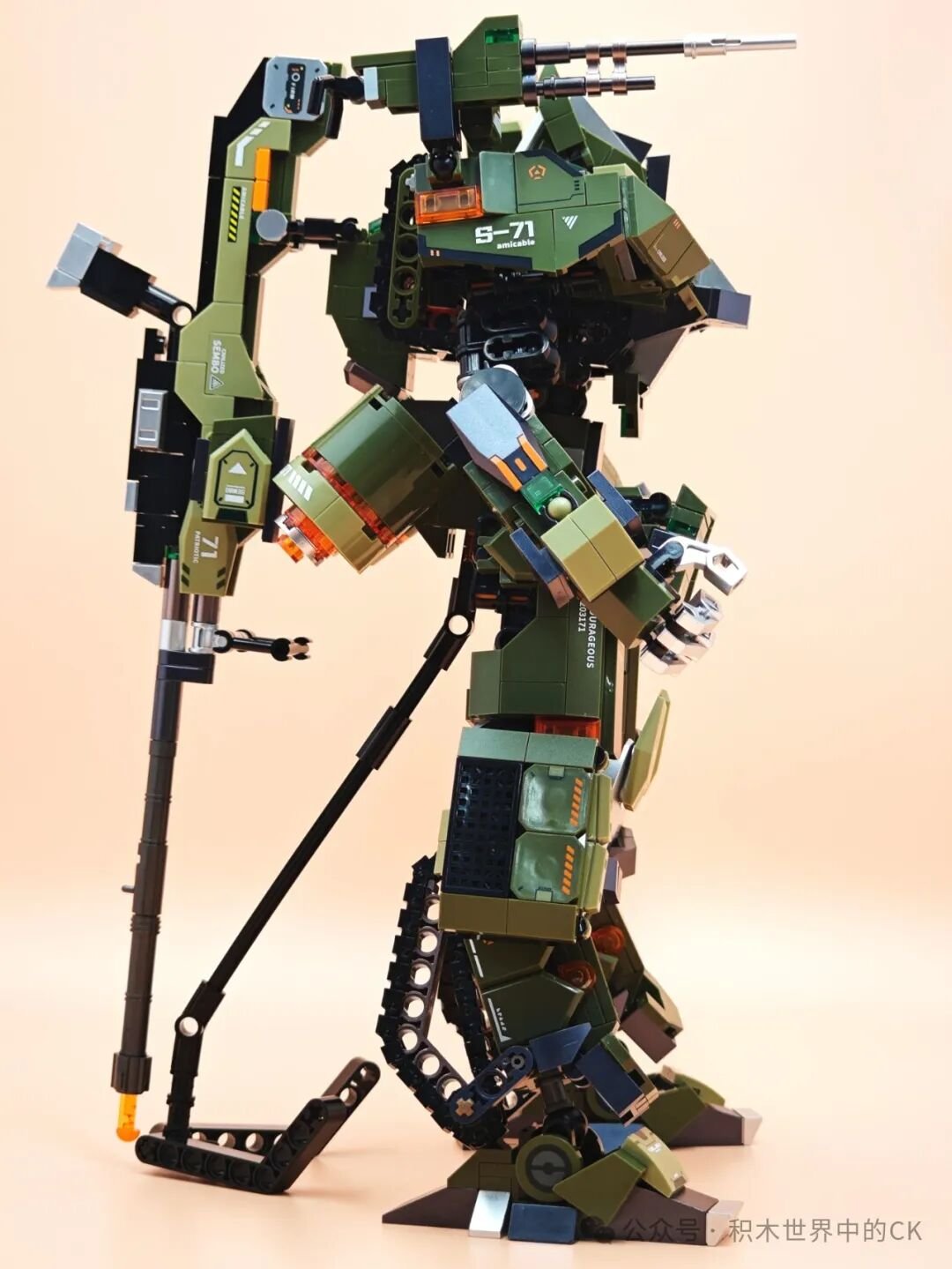 Mecha 99A nhìn ngang, lộ rõ chiều dài khẩu súng bắn tỉa