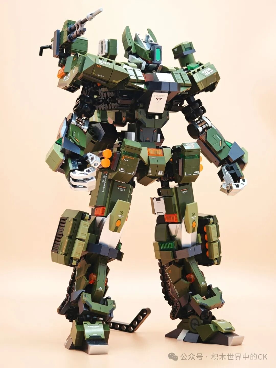 Mecha 99A góc ba phần tư với tư thế đứng vững