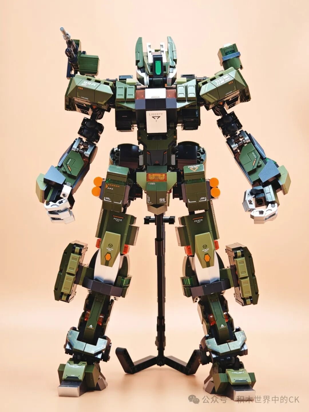 Mecha 99A chính diện, hai tay mở, giáp ngực và hông rõ nét