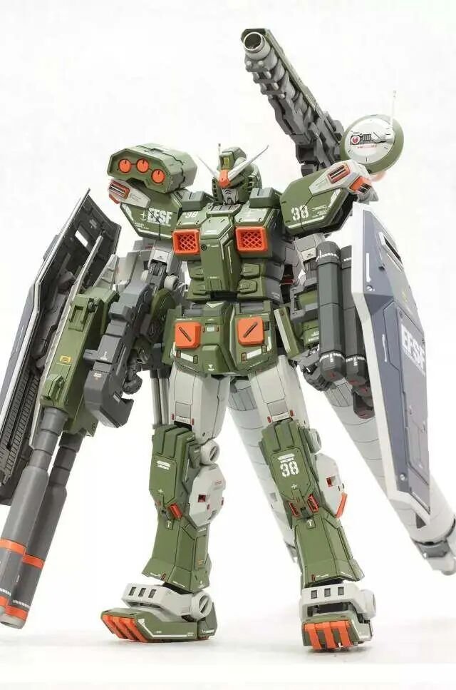Mecha 99A cầm khiên và súng, tạo dáng chiến đấu