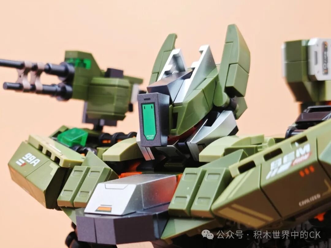 Cận cảnh đầu mecha với cấu trúc hai khớp cổ
