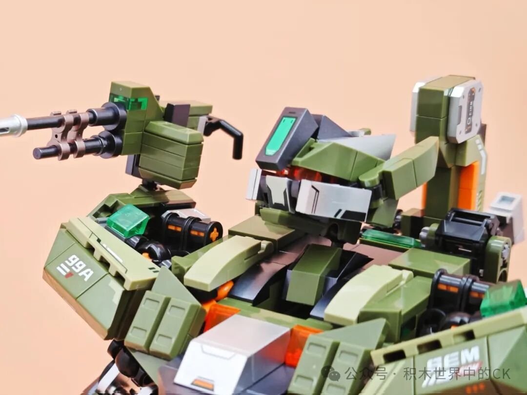Cận cảnh vai và cổ mecha, thấy hai khẩu pháo nhỏ bên mang tai