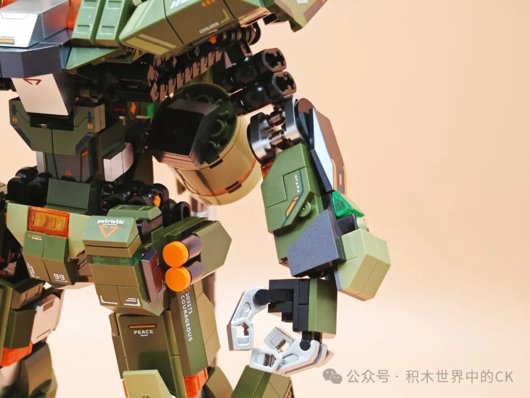 Cận cảnh bàn tay mecha ghép từ hạt nhỏ, ngón tay tách rời