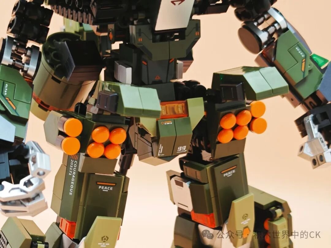 Cận cảnh bệ pháo xoay được phía ngoài đùi mecha