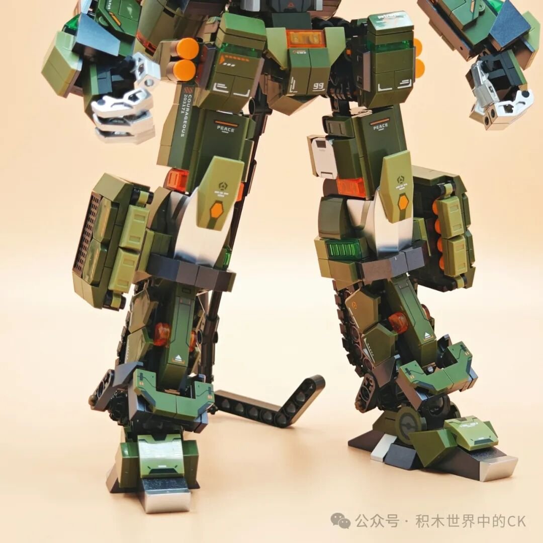 Cận cảnh hai chân mecha với đường nét giáp mượt mà