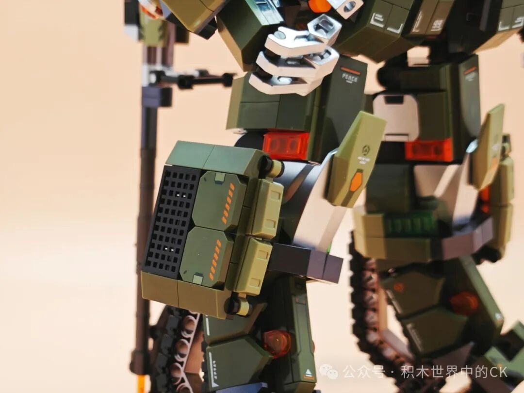 Cận cảnh đùi và đầu gối mecha, thấy rõ các khớp chuyển động