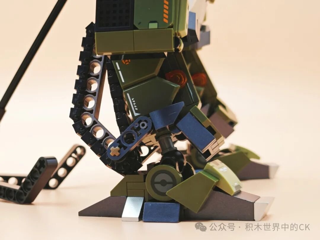 Cận cảnh bàn chân mecha và chân chống giữ thăng bằng