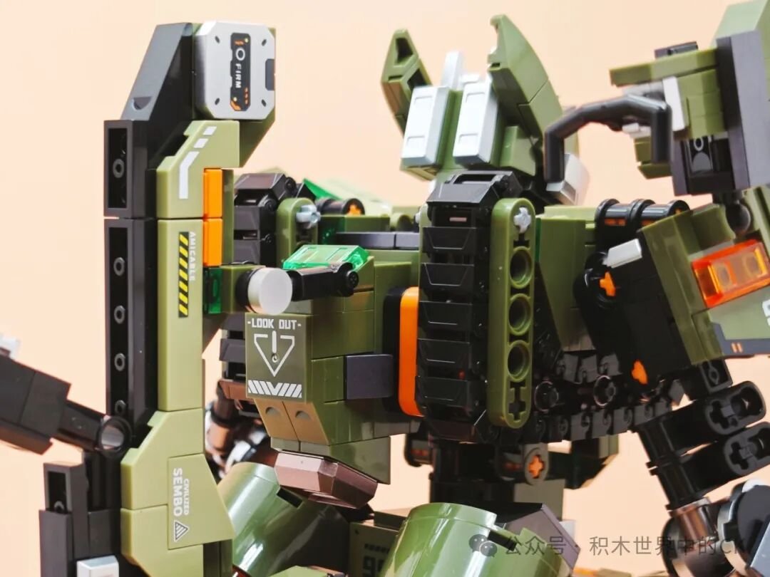 Cận cảnh phần hông và đùi mecha, chi tiết cam nổi bật