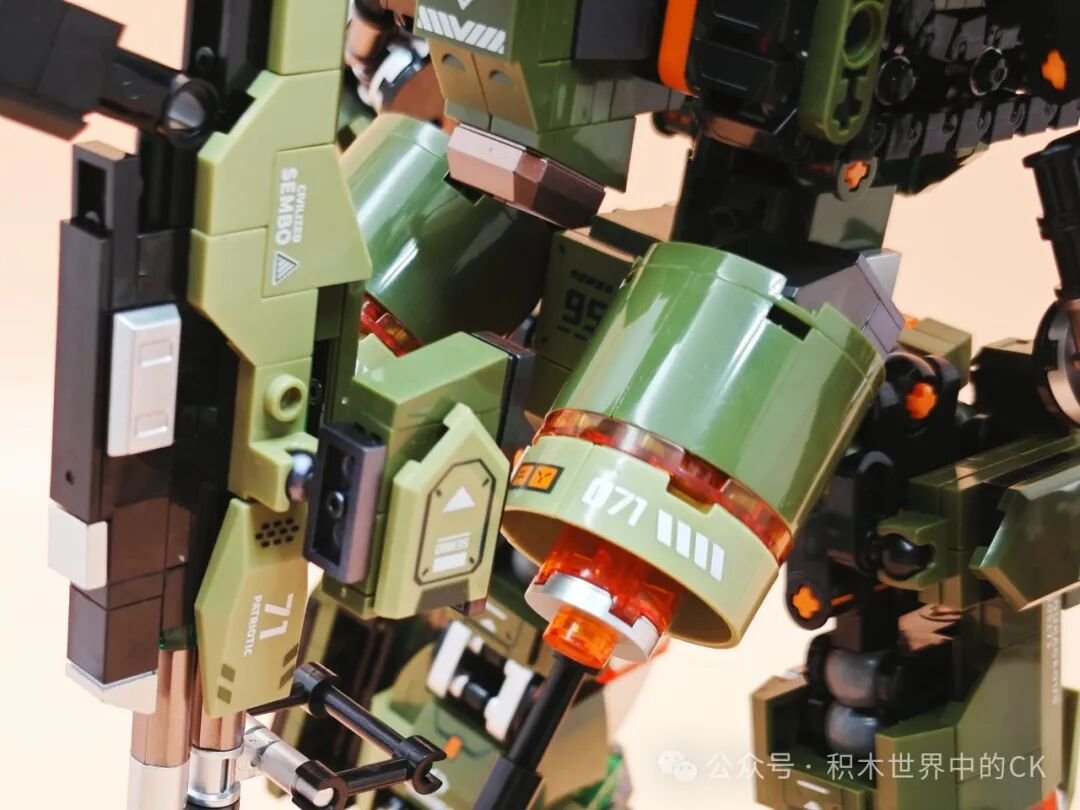 Cận cảnh cụm động cơ phía sau lưng mecha với ống trụ