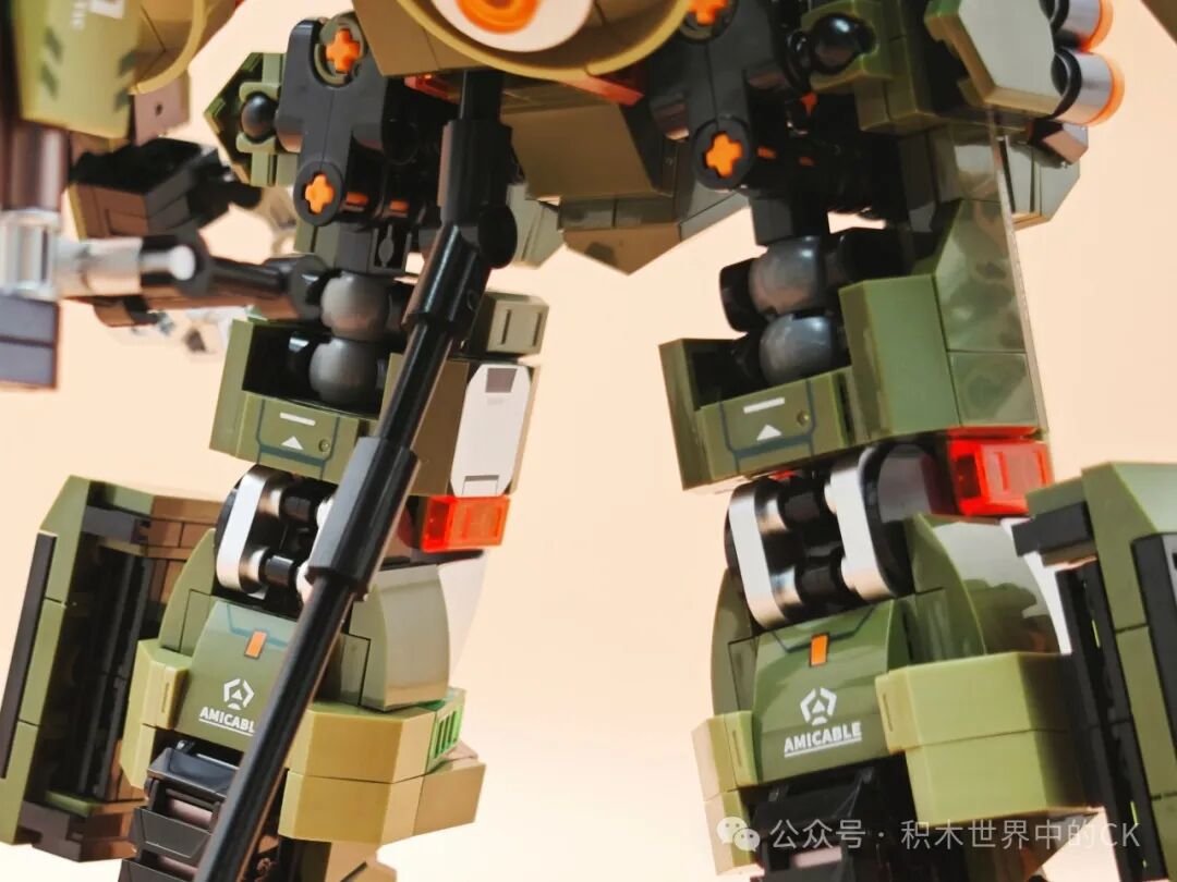 Cận cảnh ba lô mecha, thấy các ống trụ và cụm chi tiết