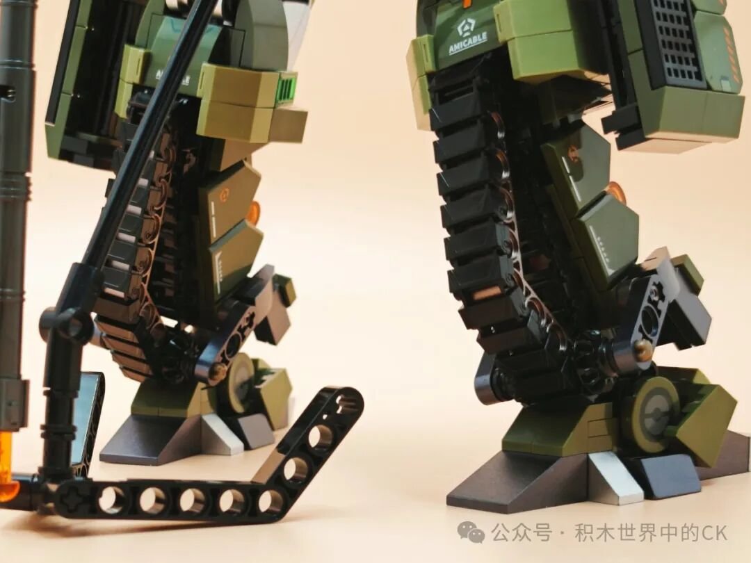Cận cảnh phần đẩy sau lưng mecha giấu bộ đèn bên trong