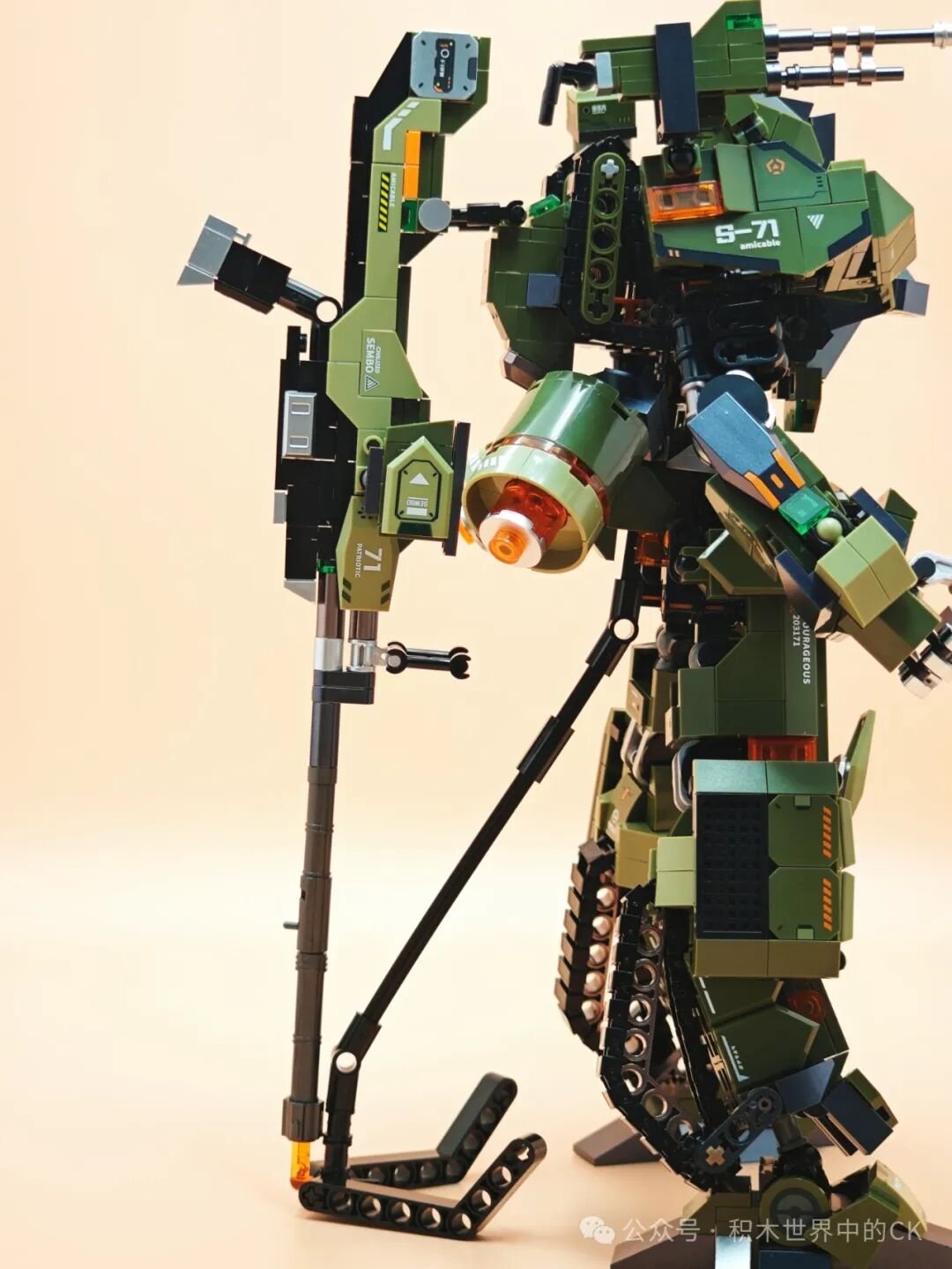 Toàn cảnh mecha 99A đứng cùng khẩu súng bắn tỉa dài