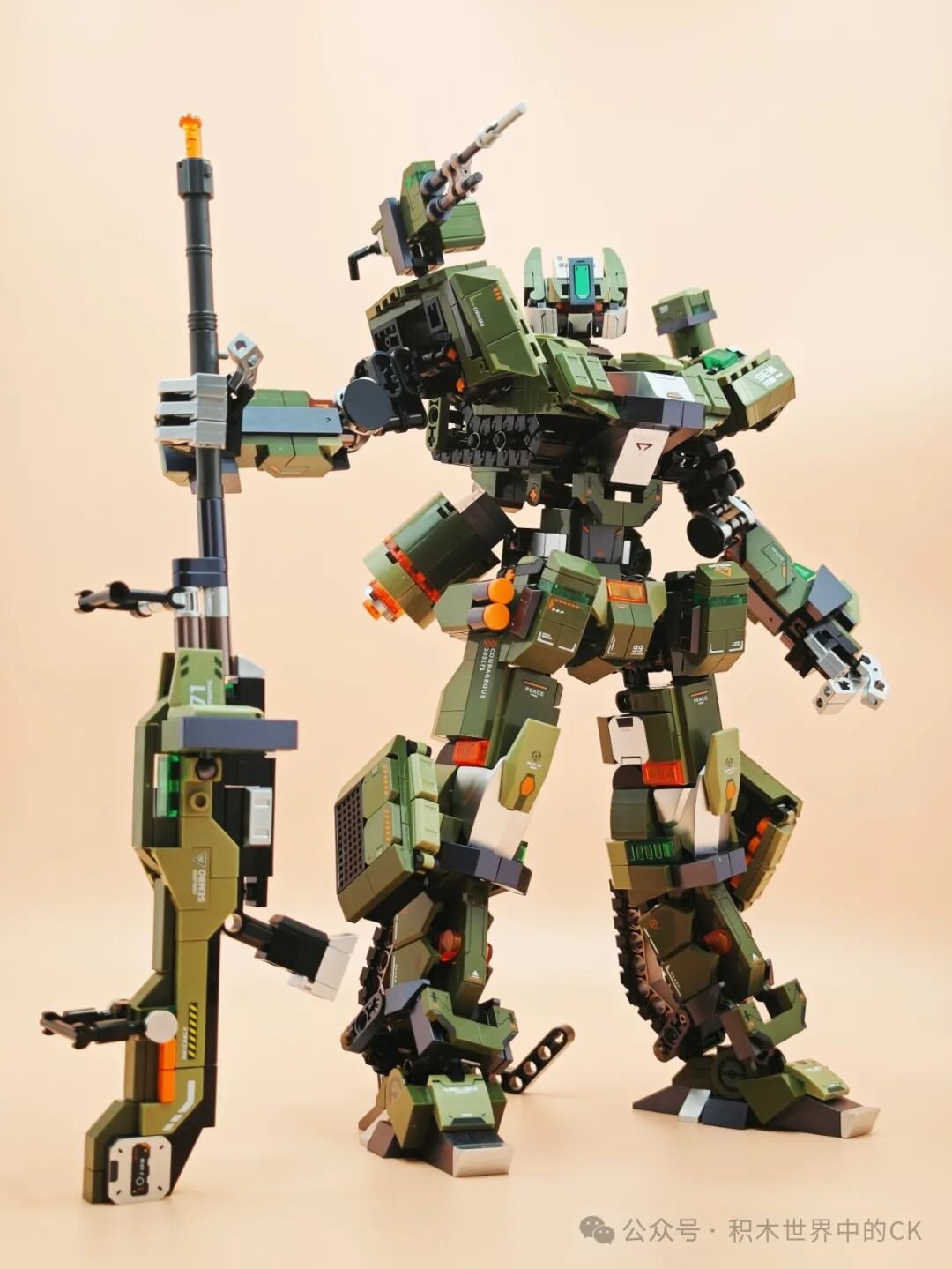 Mecha 99A cầm súng bắn tỉa dựng đứng tạo dáng