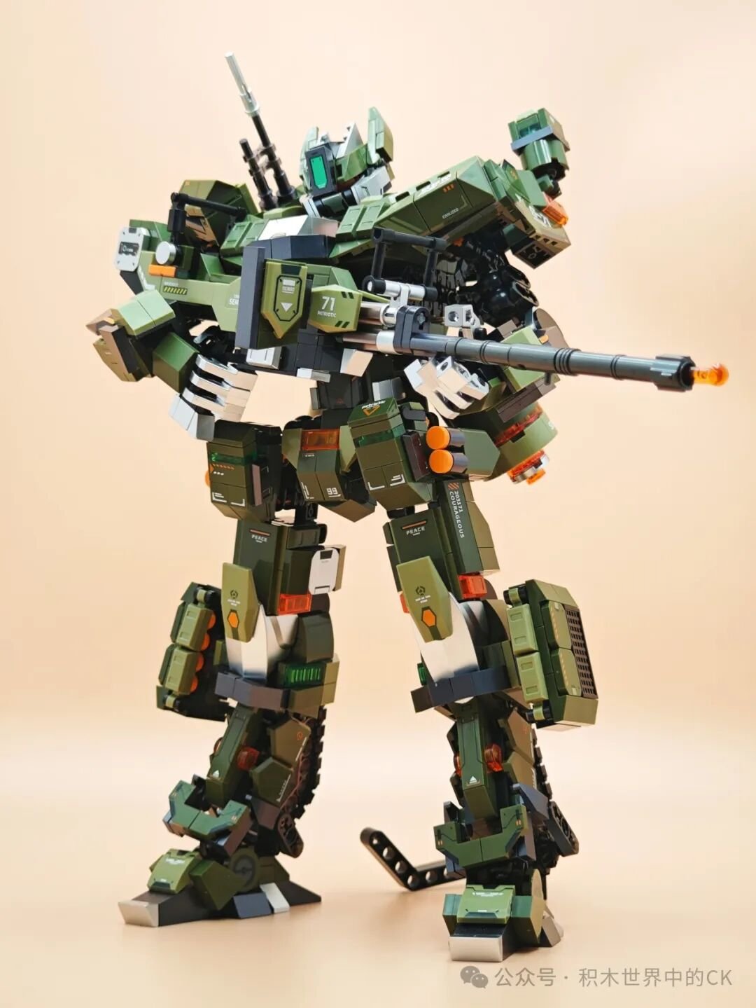 Mecha 99A cầm súng ngang, tư thế sẵn sàng chiến đấu