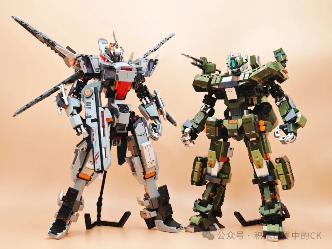 Mecha 99A đặt cạnh mẫu J-20 cùng dòng để so sánh chiều cao
