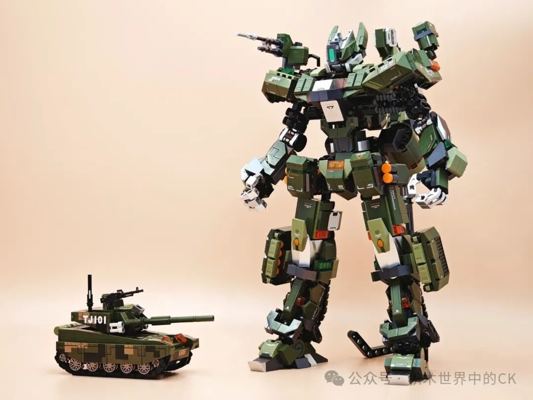 Mecha 99A bày chung xe tăng nhỏ, cả hai cùng tông xanh ngụy trang