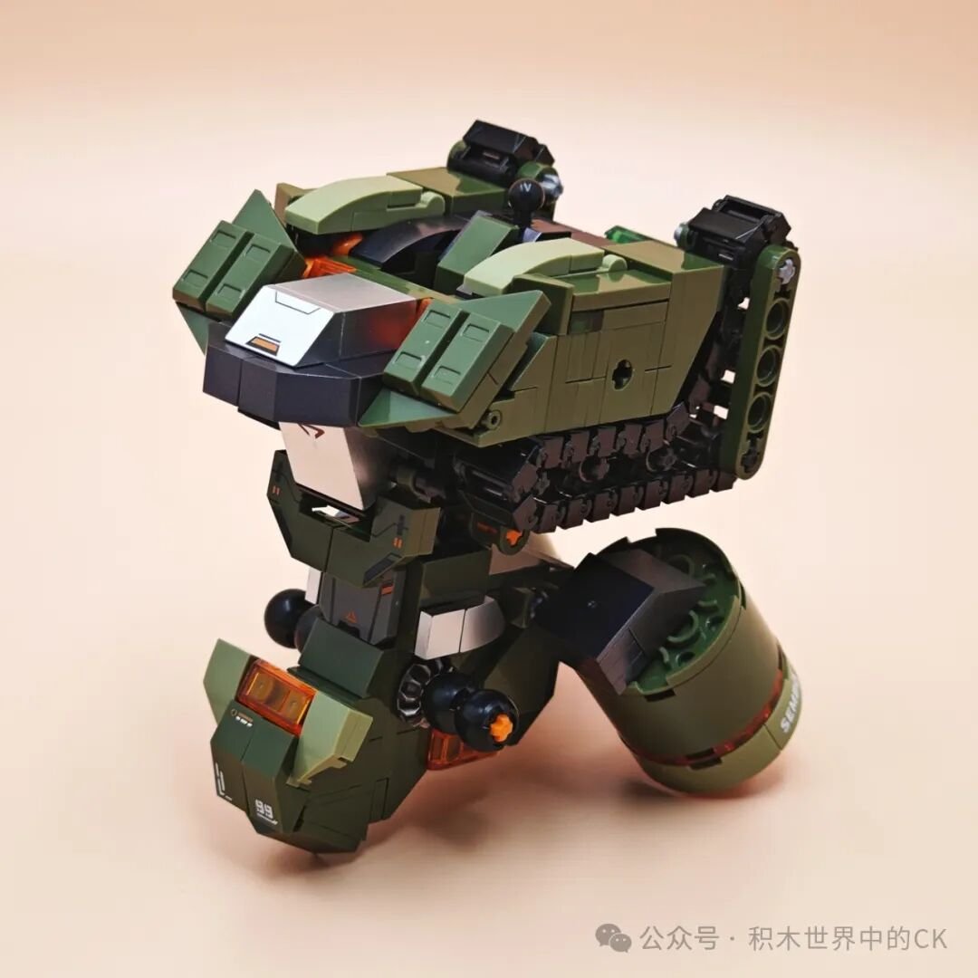 Cụm chân mecha lắp ráp với các khối giáp xanh xếp lớp