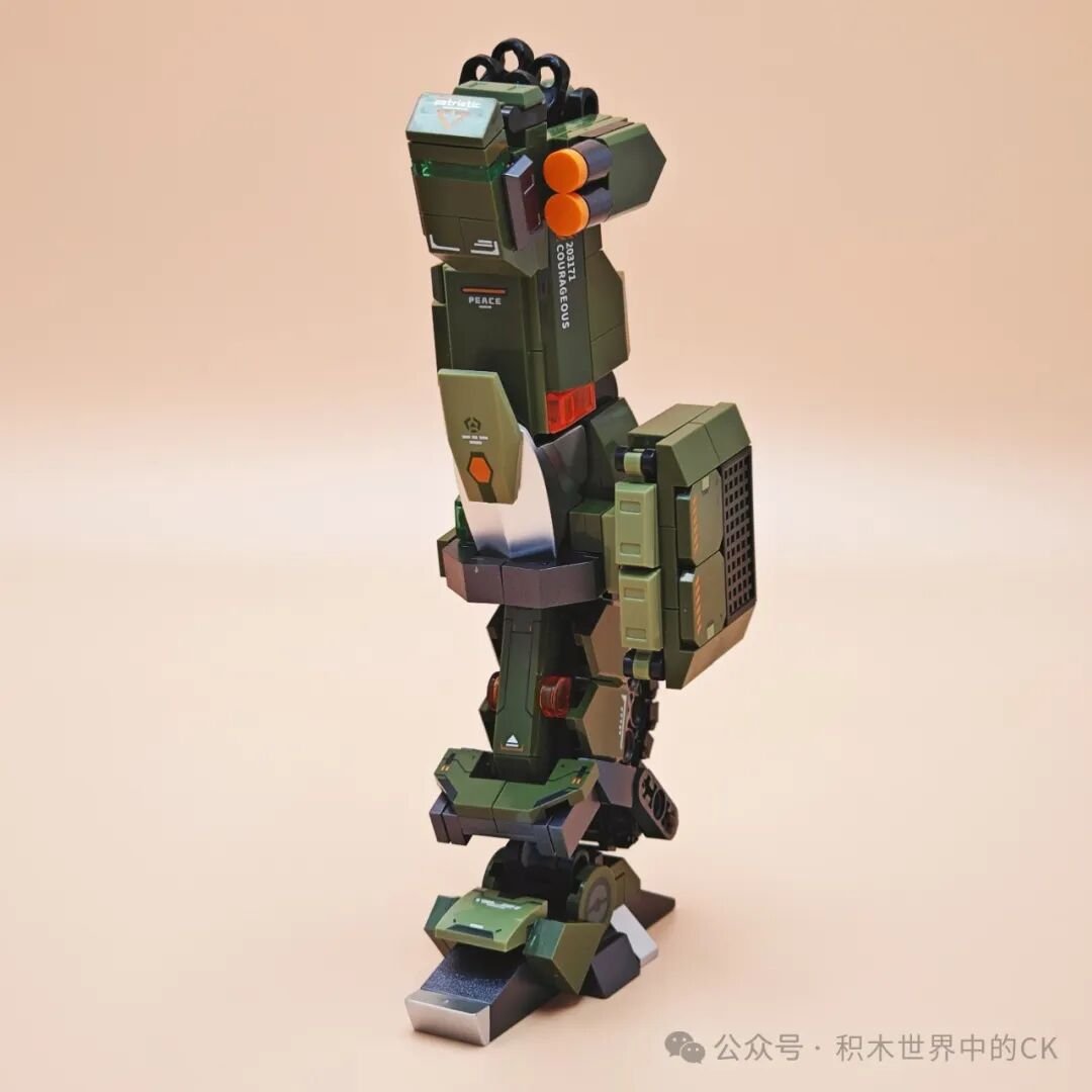 Một bên chân mecha đứng thẳng với khớp gối và bàn chân rõ ràng